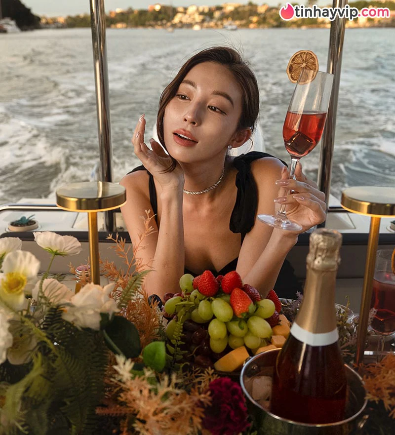 Siêu mẫu Kim Bora gây bão cõi mạng với loạt ảnh áo tắm đón hè đầy gợi cảm