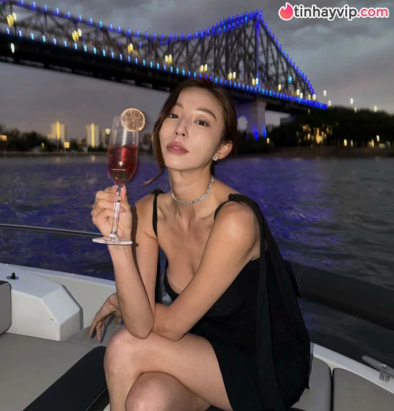 Siêu mẫu Kim Bora gây bão cõi mạng với loạt ảnh áo tắm đón hè đầy gợi cảm