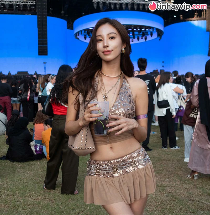 Siêu mẫu Kim Bora gây bão cõi mạng với loạt ảnh áo tắm đón hè đầy gợi cảm