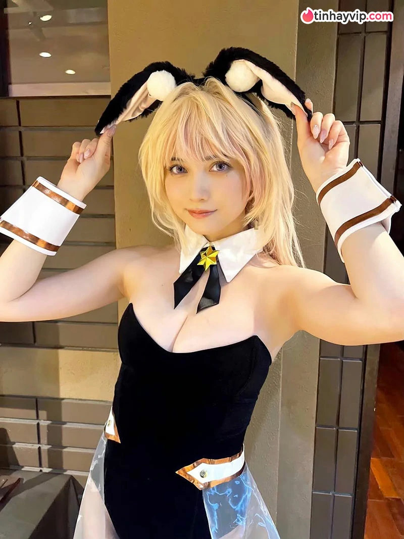 Hot cosplayer Nashiko Momotsuki