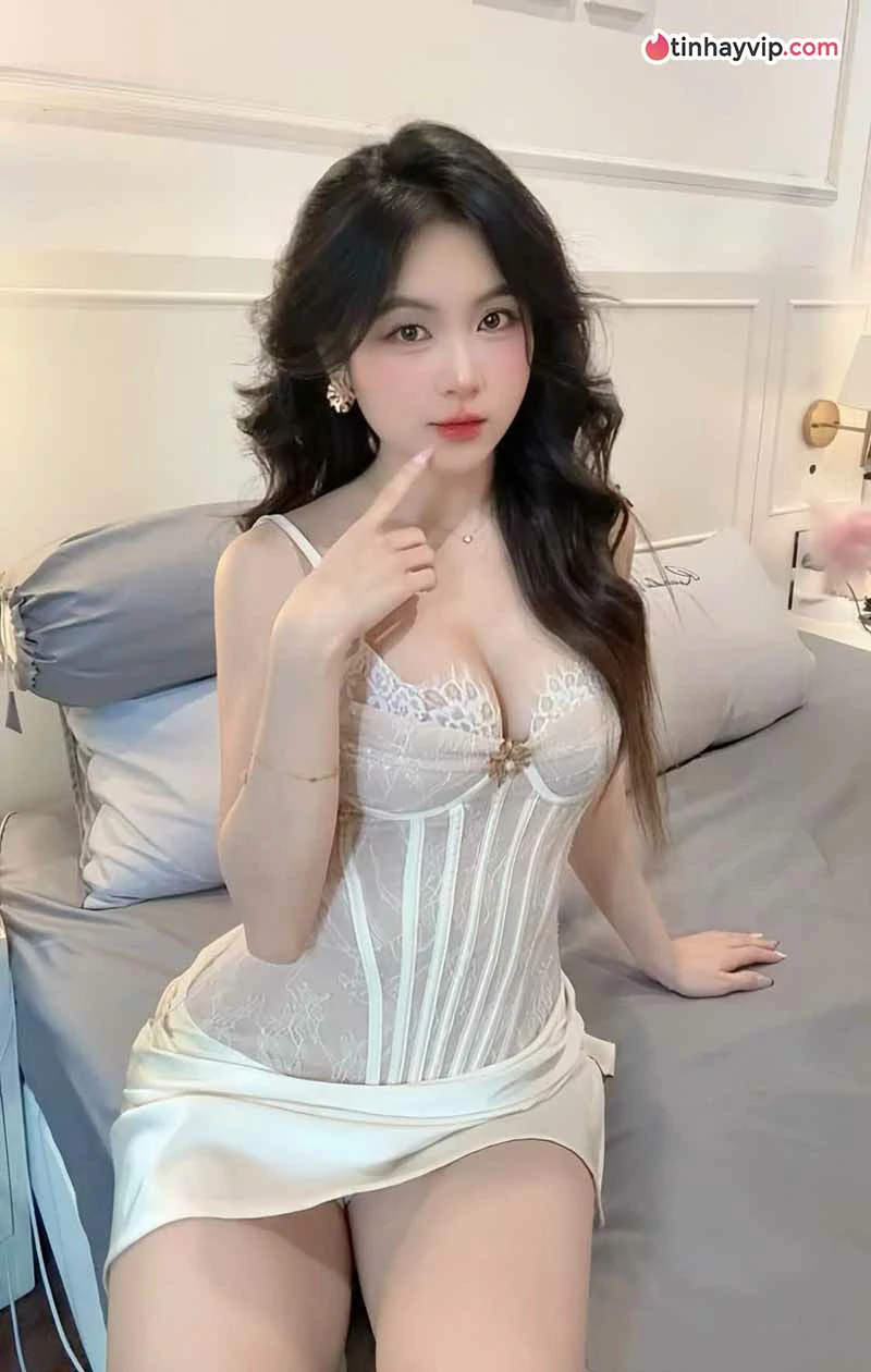 Trân Trần ngọt ngào trong bộ ảnh corset lụa trắng