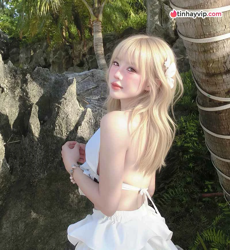 UNa Tố Uyên ghi điểm với phong cách gợi cảm ngày hè