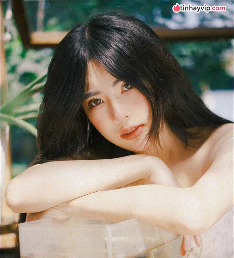 UNa Tố Uyên ghi điểm với phong cách gợi cảm ngày hè