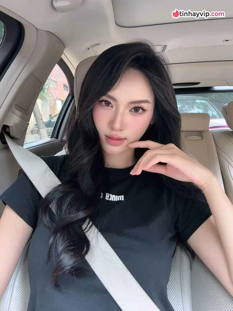Vũ Thúy Quỳnh diện bikini khoét sâu siêu cháy ở Phú Quốc