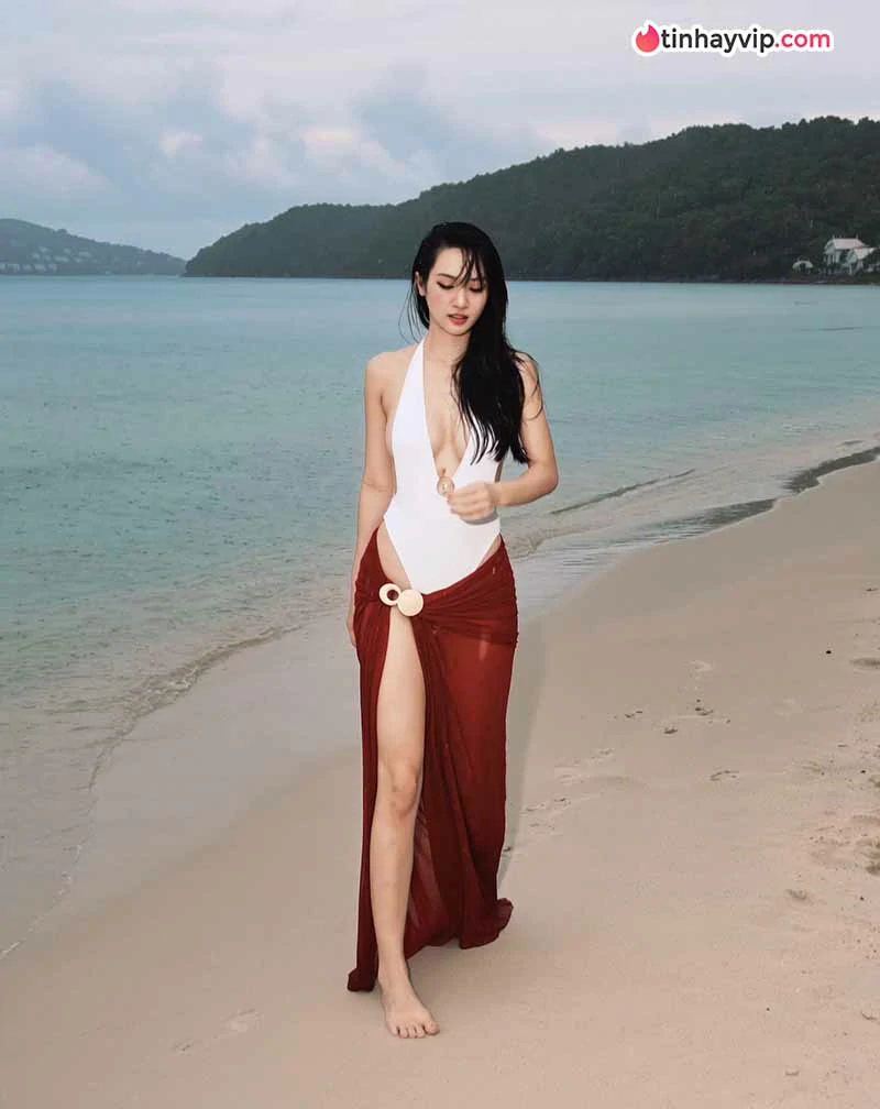 Vũ Thúy Quỳnh diện bikini khoét sâu siêu cháy ở Phú Quốc