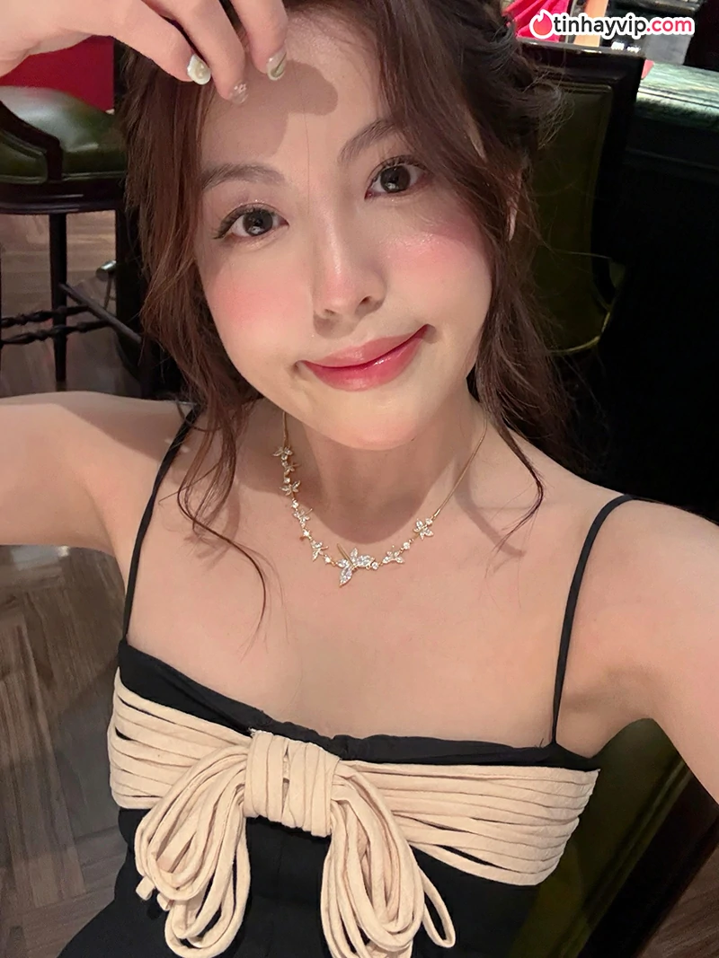 Babyboo với vóc dáng nuột nà trong đầm hồng đơn giản