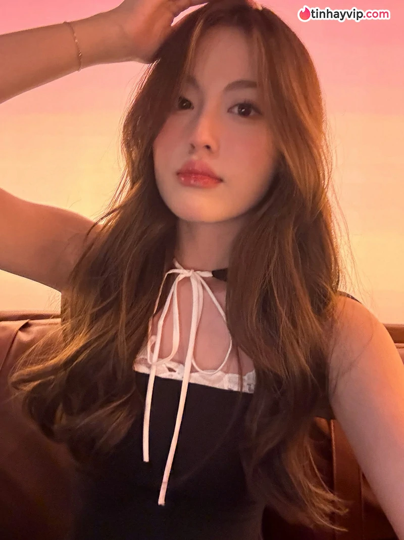 Babyboo với vóc dáng nuột nà trong đầm hồng đơn giản