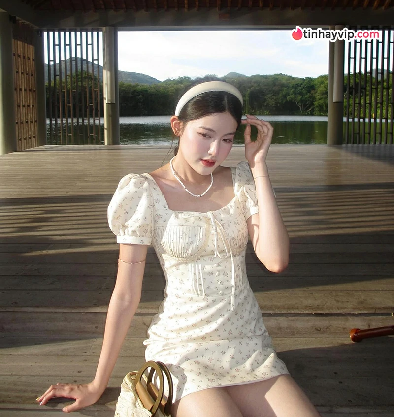 Babyboo với vóc dáng nuột nà trong đầm hồng đơn giản