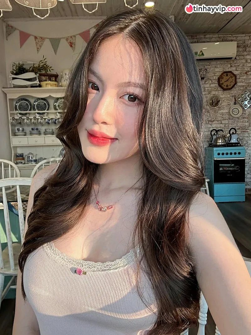 Babyboo với vóc dáng nuột nà trong đầm hồng đơn giản