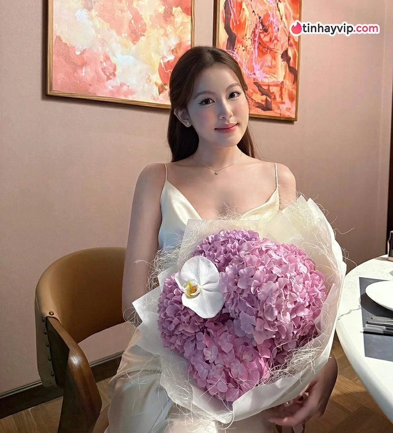 Babyboo với vóc dáng nuột nà trong đầm hồng đơn giản