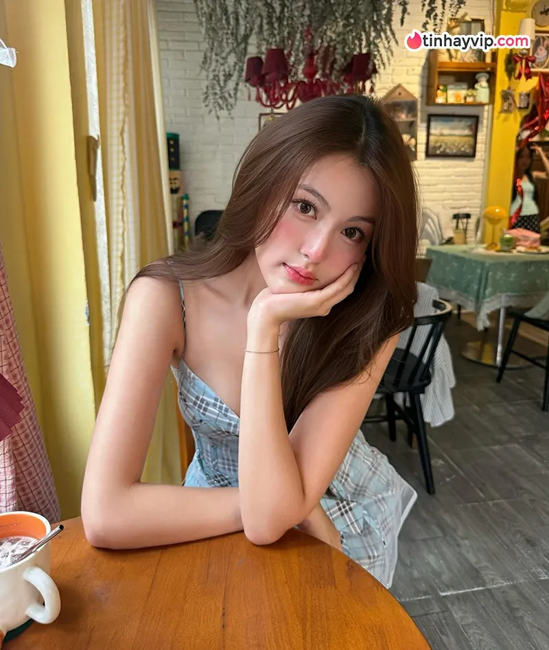 Babyboo với vóc dáng nuột nà trong đầm hồng đơn giản
