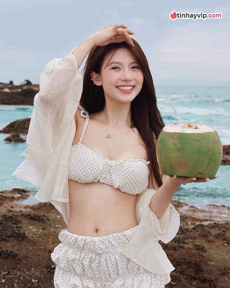 Chang Mây diện bikini phá cách đón hè khiến fan trầm trồ