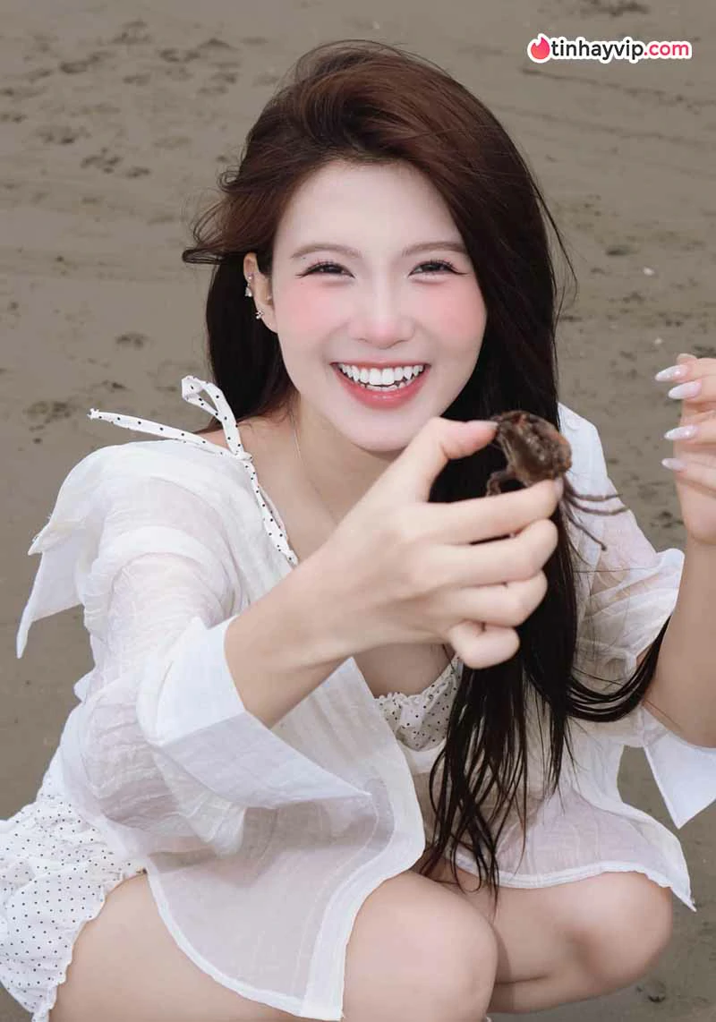 Chang Mây diện bikini phá cách đón hè khiến fan trầm trồ