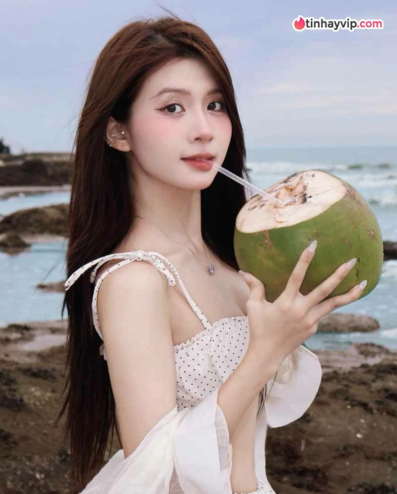 Chang Mây diện bikini phá cách đón hè khiến fan trầm trồ