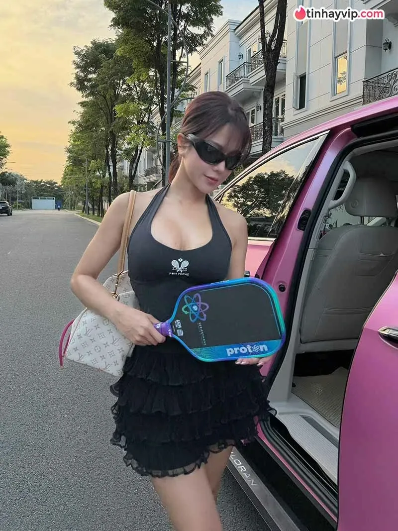 Diệp Lâm Anh thả dáng năng động giữa biển xanh cuốn hút