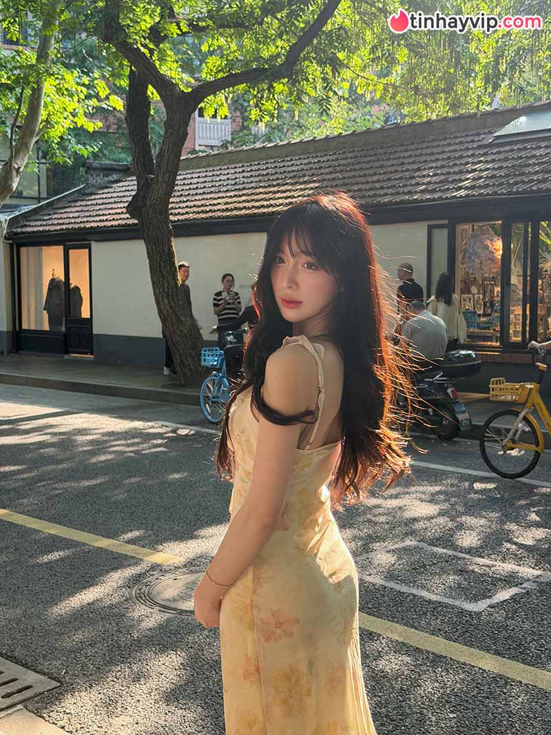 Đinh Ngọc Phi Linh gây bão với bộ ảnh dạo phố ngọt ngào chuẩn nàng thơ