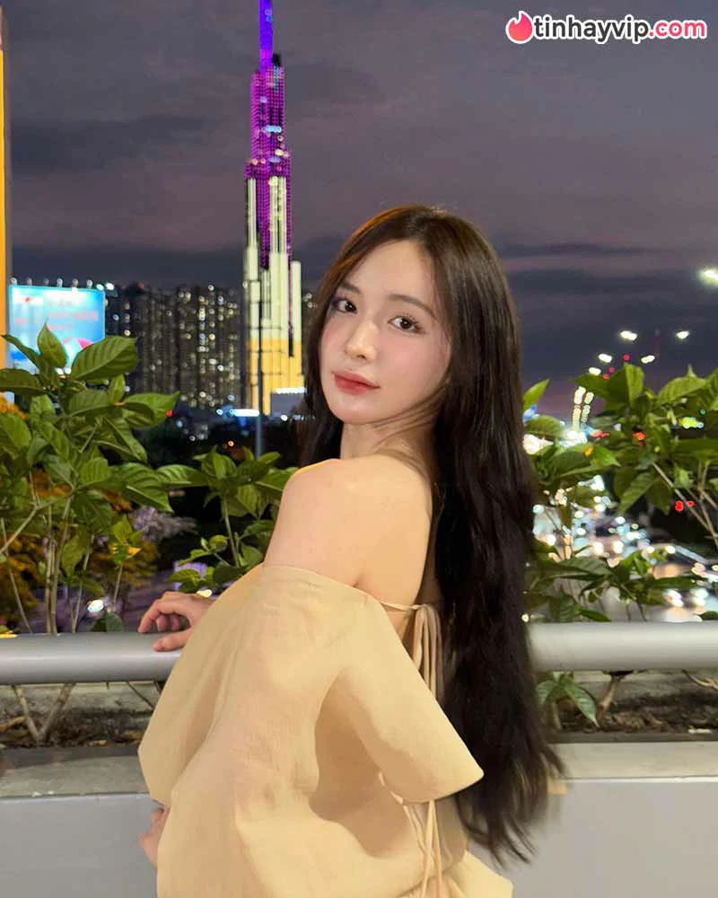 Đinh Ngọc Phi Linh gây bão với bộ ảnh dạo phố ngọt ngào chuẩn nàng thơ