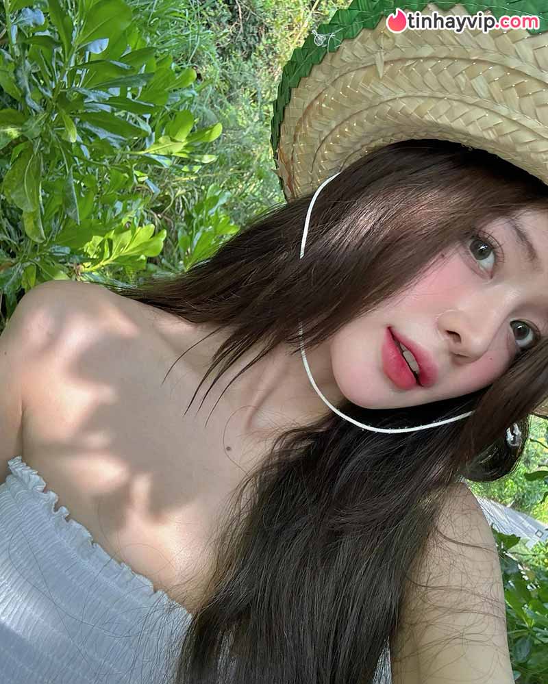Đinh Ngọc Phi Linh gây bão với bộ ảnh dạo phố ngọt ngào chuẩn nàng thơ