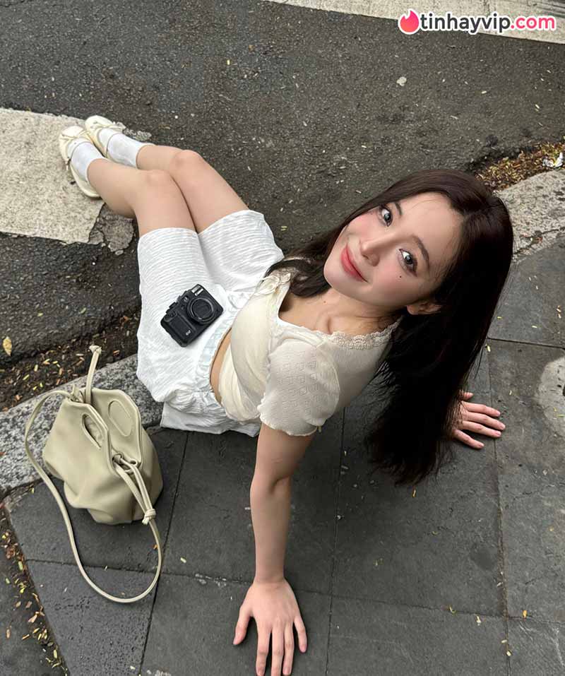 Đinh Ngọc Phi Linh gây bão với bộ ảnh dạo phố ngọt ngào chuẩn nàng thơ