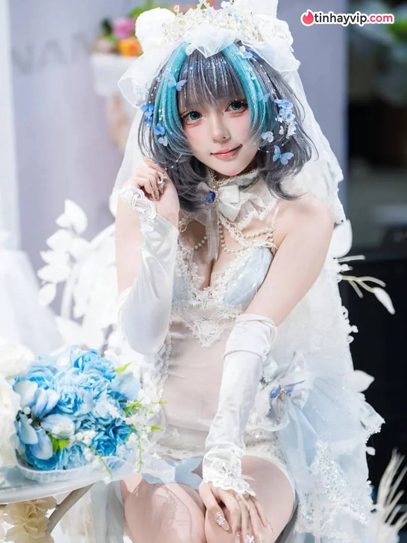 Nàng cosplayer Trung Quốc trong tạo hình "Thuyền trưởng kết hôn" Cheshire của Azur Lane