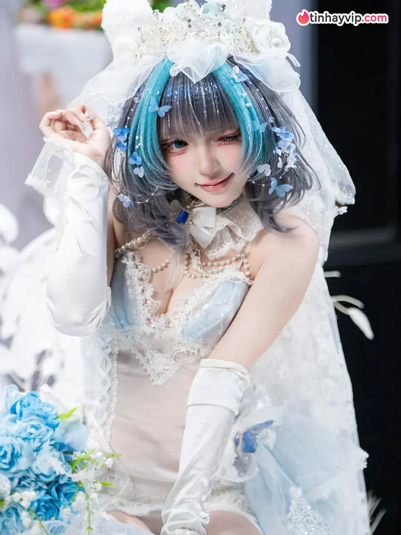Nàng cosplayer Trung Quốc trong tạo hình "Thuyền trưởng kết hôn" Cheshire của Azur Lane