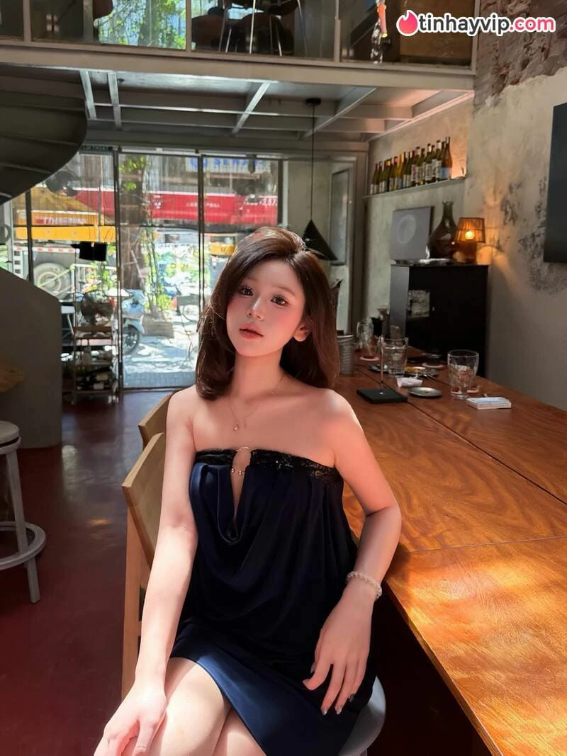 Hot girl Hạnh Nhi thả dáng cắt xẻ táo bạo làm CĐM đứng ngồi không yên
