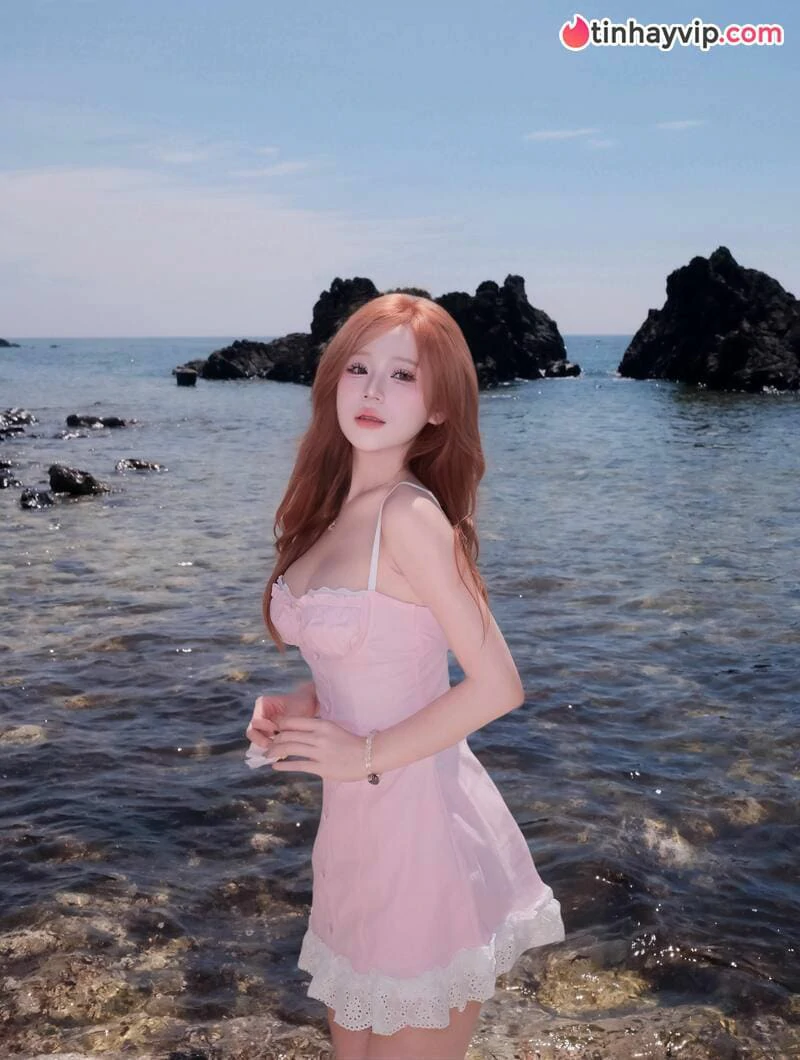 Hot girl Hạnh Nhi thả dáng cắt xẻ táo bạo làm CĐM đứng ngồi không yên