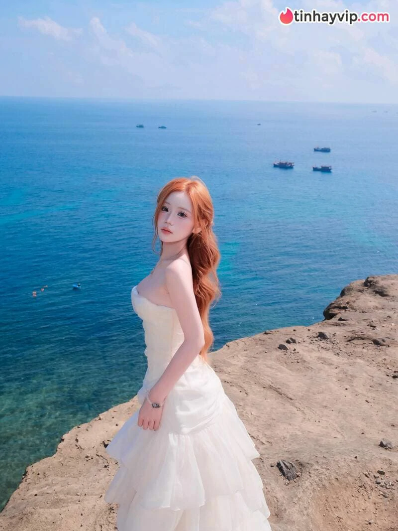 Hot girl Hạnh Nhi thả dáng cắt xẻ táo bạo làm CĐM đứng ngồi không yên