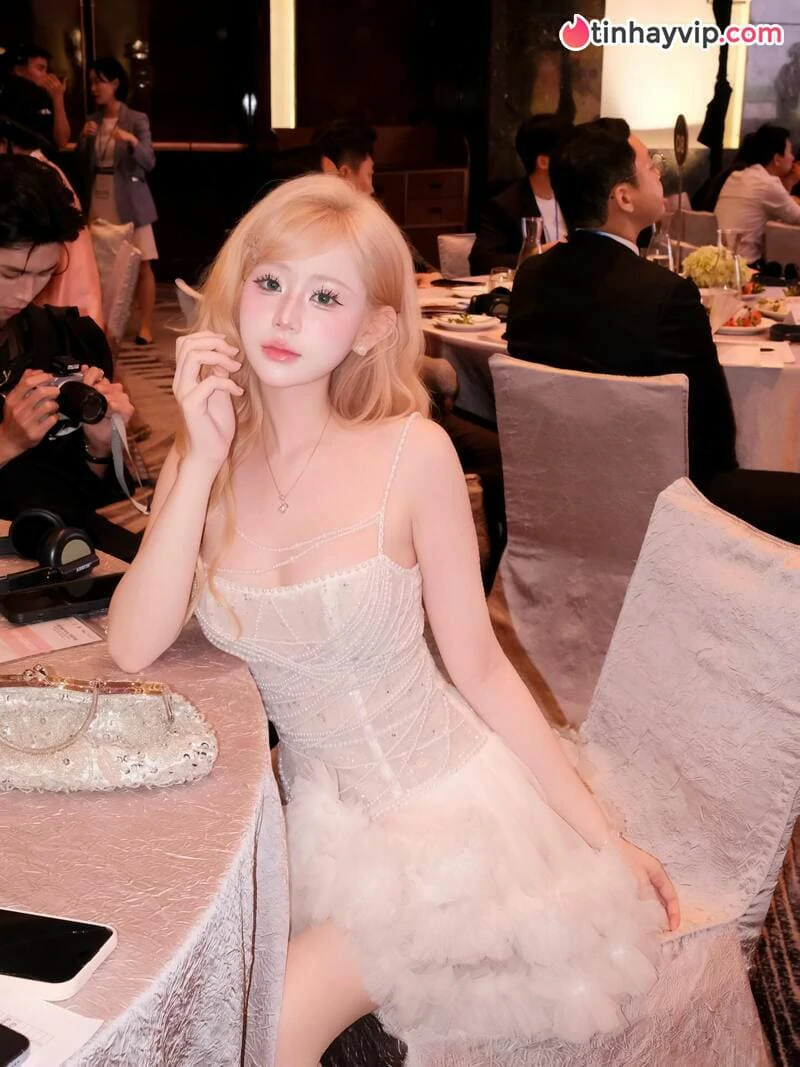 Hot girl Hạnh Nhi thả dáng cắt xẻ táo bạo làm CĐM đứng ngồi không yên