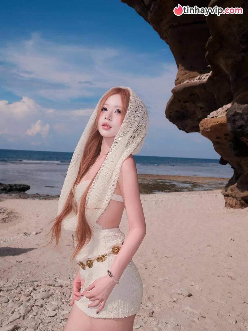 Hot girl Hạnh Nhi thả dáng cắt xẻ táo bạo làm CĐM đứng ngồi không yên