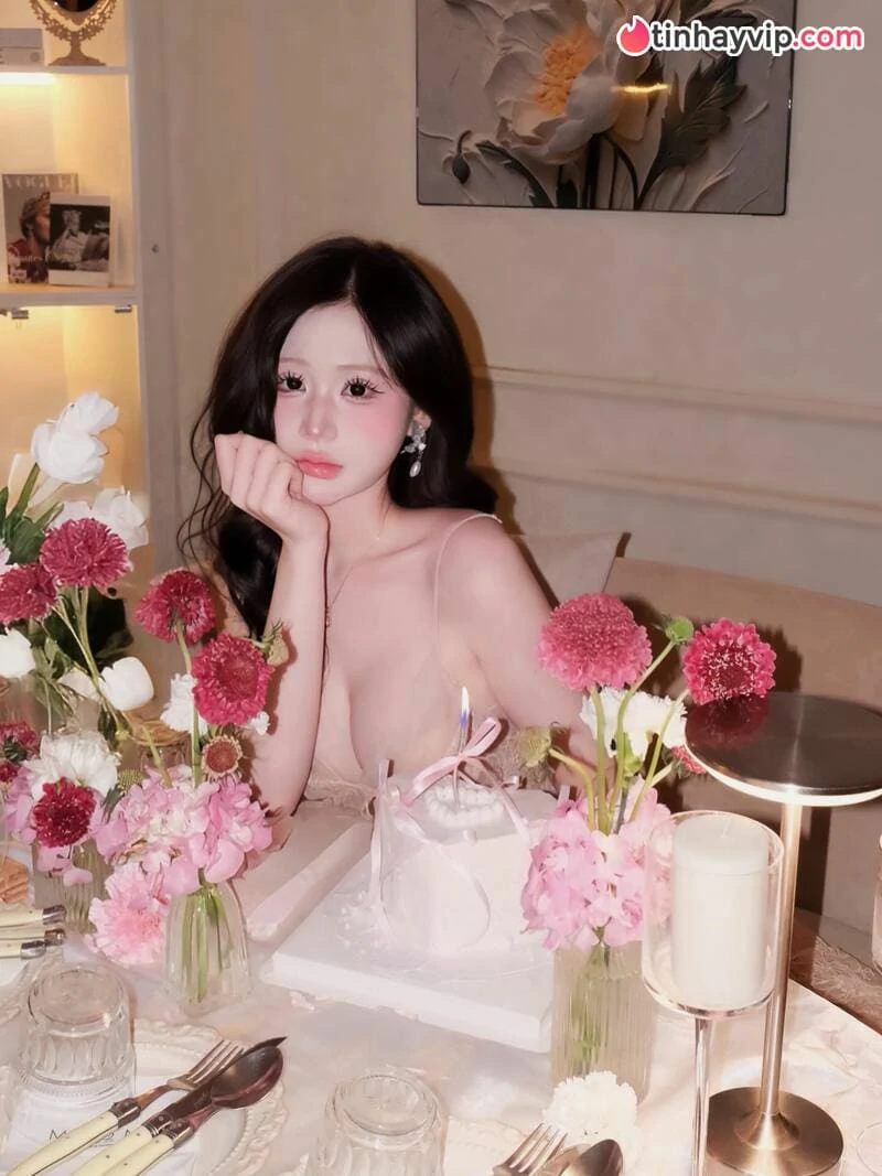Hot girl Hạnh Nhi thả dáng cắt xẻ táo bạo làm CĐM đứng ngồi không yên