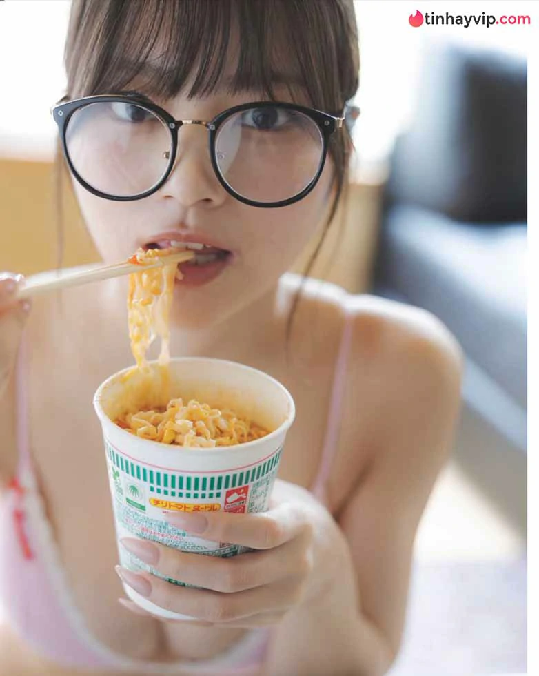Hiiragi Usa gây sốt với bộ ảnh áo tắm trên FRIDAY