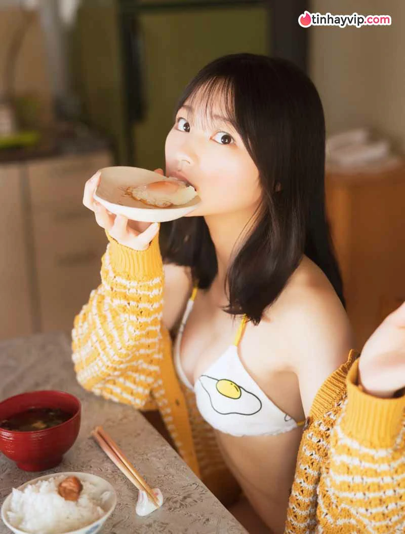 Hiiragi Usa gây sốt với bộ ảnh áo tắm trên FRIDAY