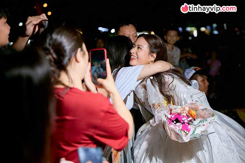 Hoàng Thùy Linh gây bất ngờ với diện mạo mới đầy khác lạ