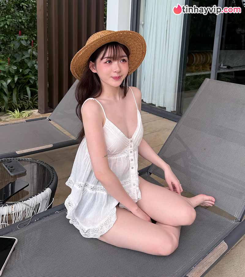 Kim Chung Phan xả kho ảnh quyến rũ chấp cả cam thường, nhưng thái độ của ADC mới gây chú ý!