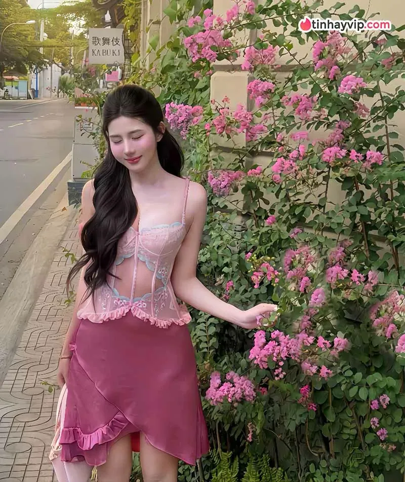 Huỳnh Mai Linh thu hút với diện mạo đối lập đời thường