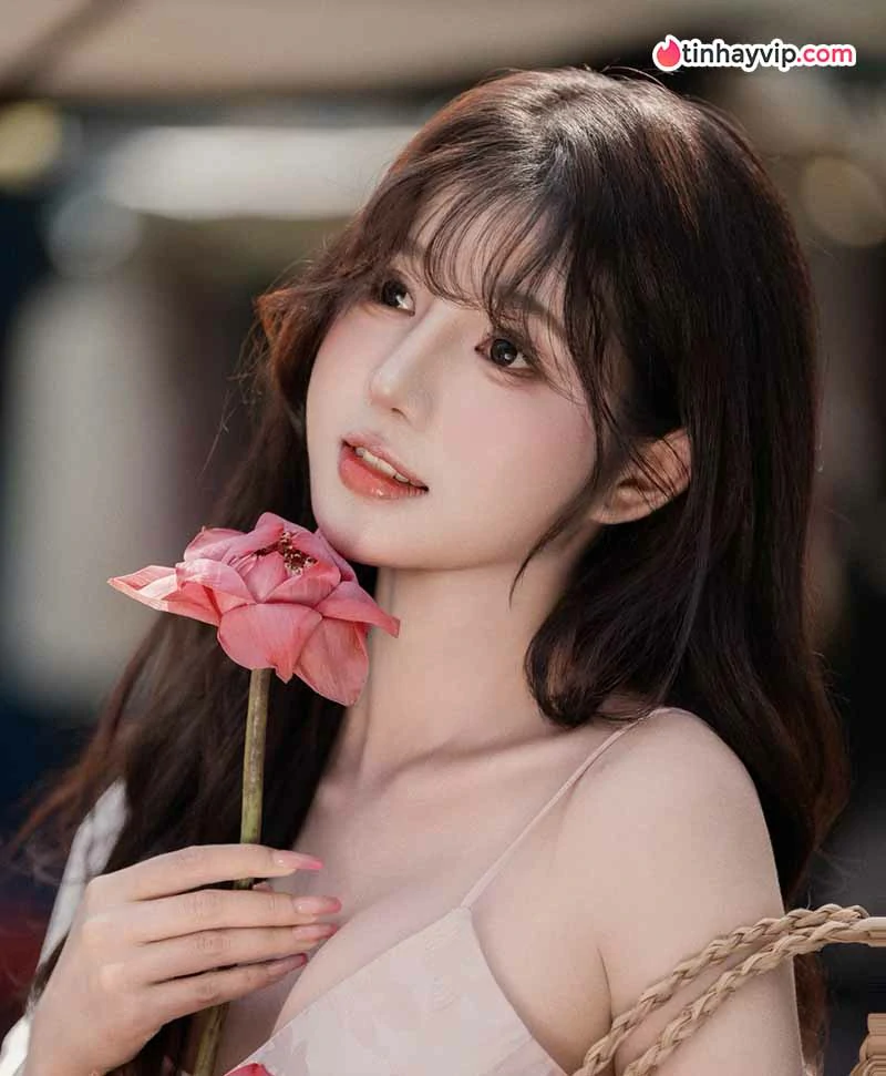 Huỳnh Mai Linh thu hút với diện mạo đối lập đời thường