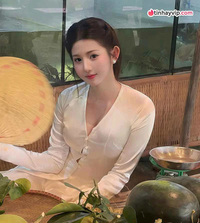 Huỳnh Mai Linh thu hút với diện mạo đối lập đời thường