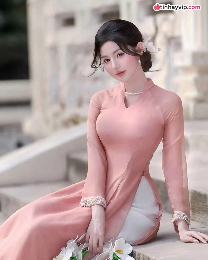 Huỳnh Mai Linh thu hút với diện mạo đối lập đời thường