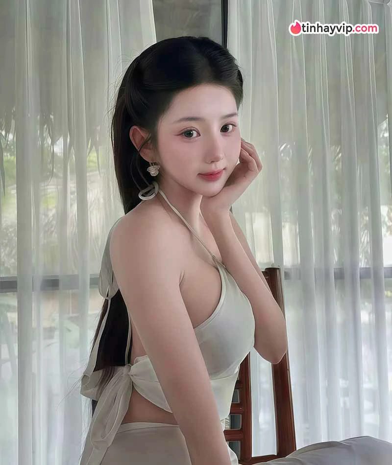 Huỳnh Mai Linh thu hút với diện mạo đối lập đời thường