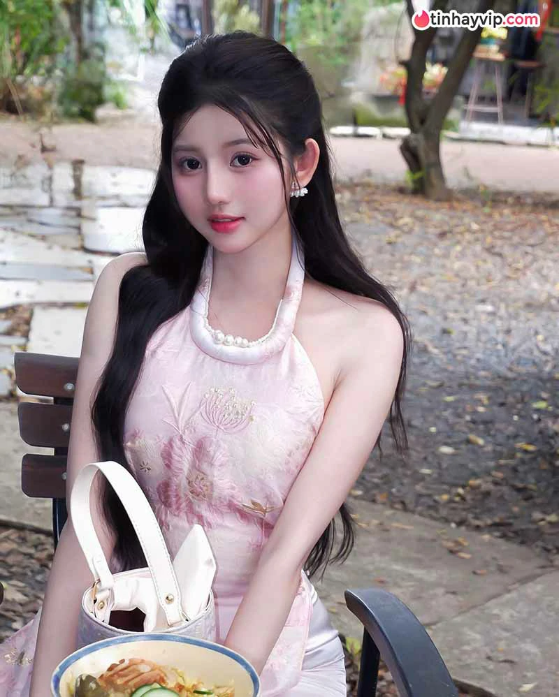 Huỳnh Mai Linh thu hút với diện mạo đối lập đời thường