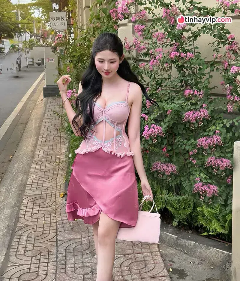 Huỳnh Mai Linh thu hút với diện mạo đối lập đời thường