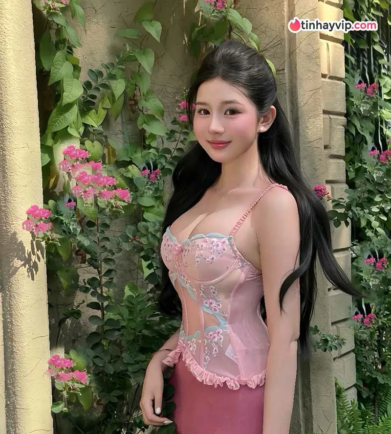 Huỳnh Mai Linh thu hút với diện mạo đối lập đời thường