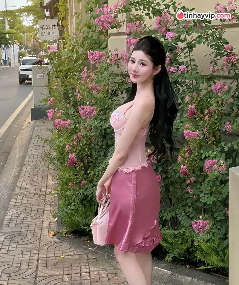 Huỳnh Mai Linh thu hút với diện mạo đối lập đời thường