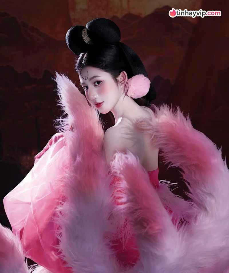 Huỳnh Mai Linh thu hút với diện mạo đối lập đời thường