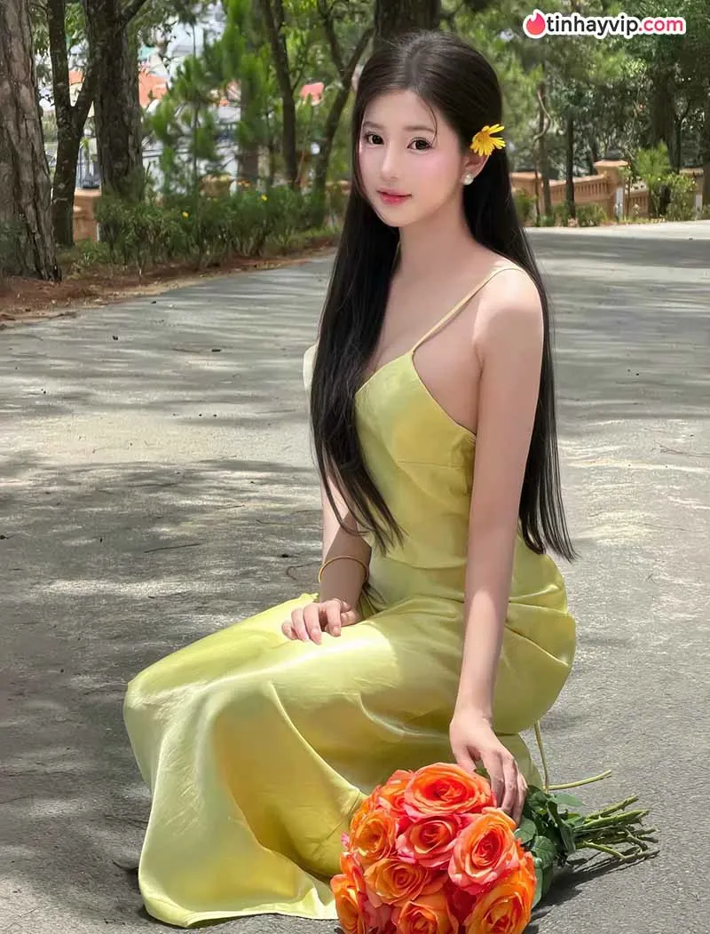 Huỳnh Mai Linh thu hút với diện mạo đối lập đời thường