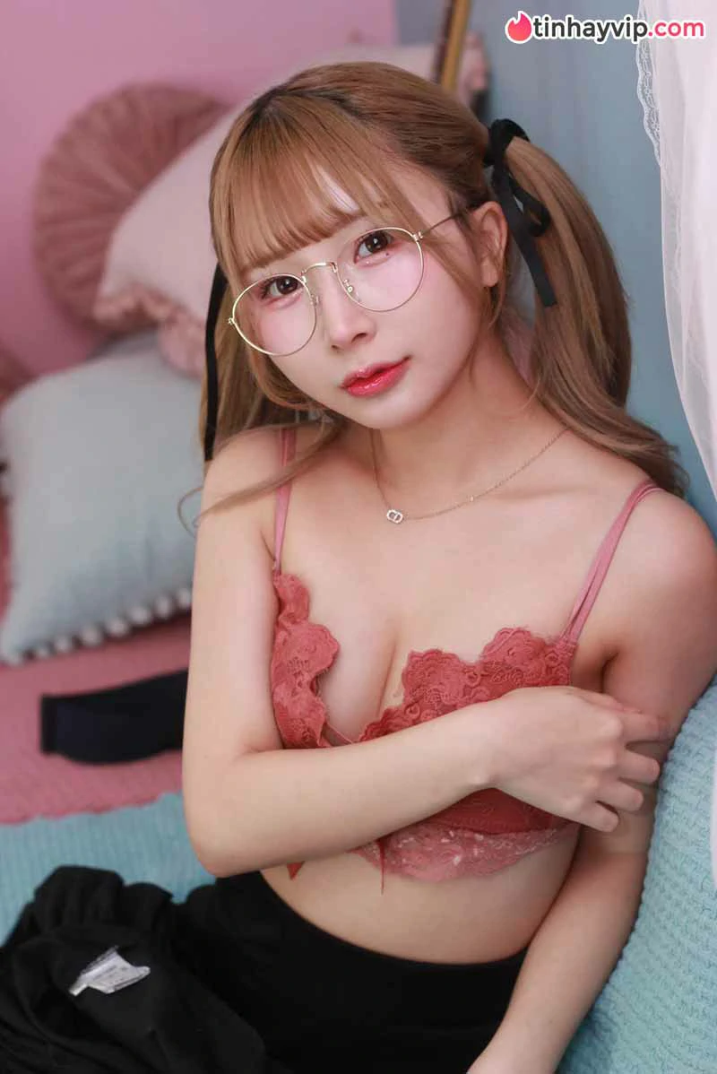 Diện đồ bơi khoe diện mạo hack tuổi, idol AV bị netizen quốc tế gắn mác tiêu cực