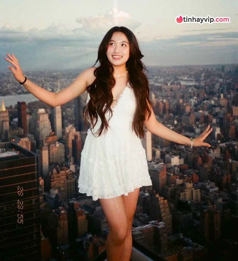 Jenny Huỳnh thay đổi hình ảnh qua bộ ảnh mới tại Anh