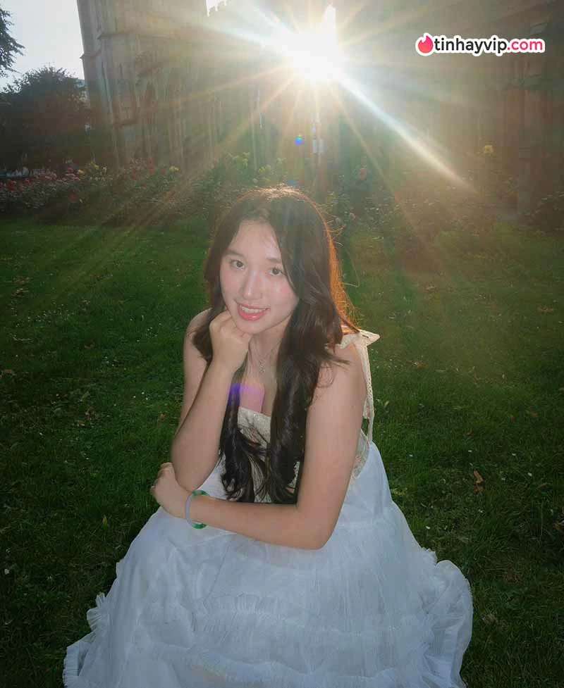 Jenny Huỳnh thay đổi hình ảnh qua bộ ảnh mới tại Anh