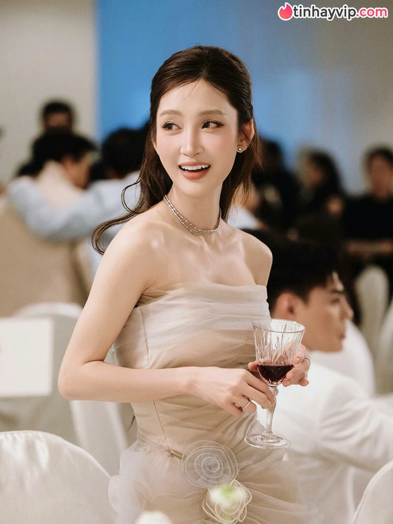Nữ ca sĩ Juky San xả kho loạt ảnh khoe khéo vòng eo con kiến hút hồn mọi ánh nhìn